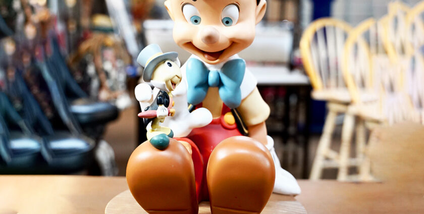 Walt Disney Gallery Pinocchio Jiminy Cricket Big Fig Figure