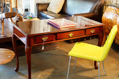 Councill Craftmen Crossbanded Mahogany Queen Anne Style Table Writing Desk