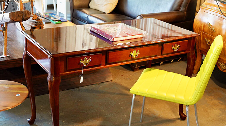 Councill Craftmen Crossbanded Mahogany Queen Anne Style Table Writing Desk